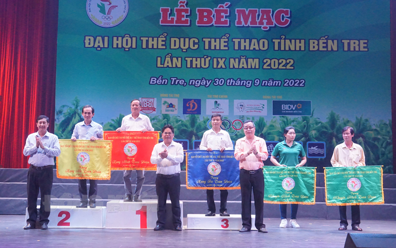 Bế mạc Đại hội Thể dục thể thao tỉnh Bến Tre lần thứ IX năm 2022 Ban tổ chức trao cờ toàn đoàn cho các đơn vị đạt thành tích tại đại hội.