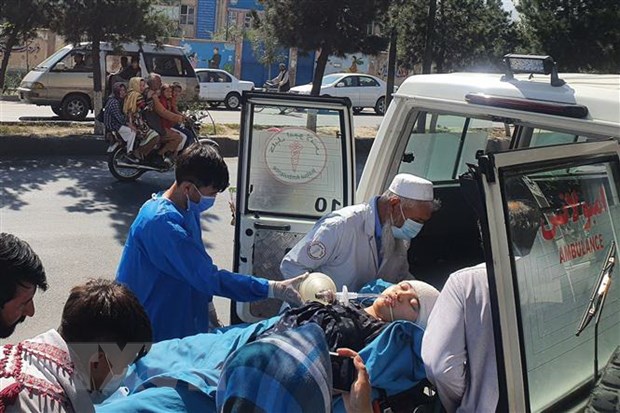 Afghanistan: 35 người thiệt mạng trong vụ đánh bom liều chết ở Kabul Nhân viên y tế chuyển người bị thương tại hiện trường vụ đánh bom nhằm vào cơ sở giáo dục ở khu vực Dasht-e-Barchi, thủ đô Kabul, Afghanistan, ngày 30/9. (Ảnh: AFP/TTXVN)