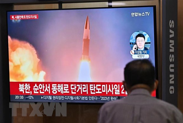 Người dân theo dõi qua truyền hình tại nhà ga Seoul, Hàn Quốc về vụ phóng tên lửa của Triều Tiên, ngày 28-9-2022. (Ảnh: AFP/TTXVN)