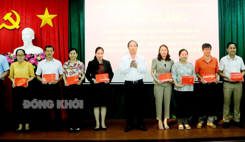 PGS.TS Mai Đức Ngọc, Bí thư Đảng ủy, Chủ tịch Hội đồng trường, Học viên Báo chí và Tuyên truyền trao giấy chứng nhận cho học viên.
