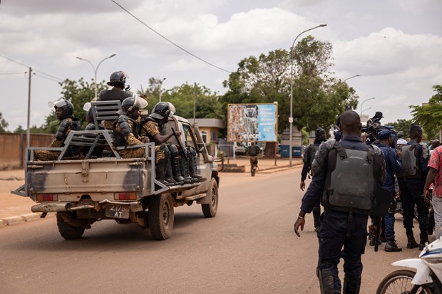 Binh sỹ Burkina Faso được triển khai trên đường phố thủ đô Ouagadougou, ngày 7-7-2022. (Ảnh: AFP/TTXVN)