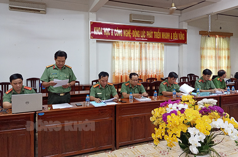 Đại tá Phạm Văn Ngót báo cáo kết quả nghiên cứu đề tài.