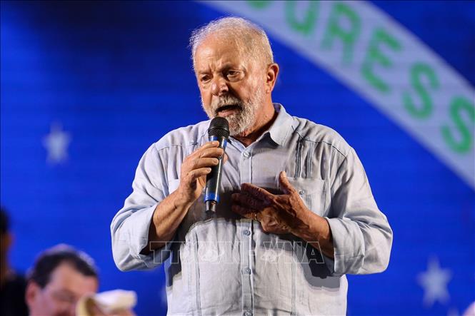 Ứng cử viên Tổng thống Brazil Luiz Inacio Lula da Silva phát biểu tại cuộc vận động tranh cử ở Manaus, ngày 31-8-2022. Ảnh: AFP/ TTXVN