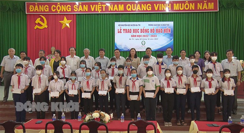 Đại biểu, đơn vị tài trợ trao học bổng cho học sinh.