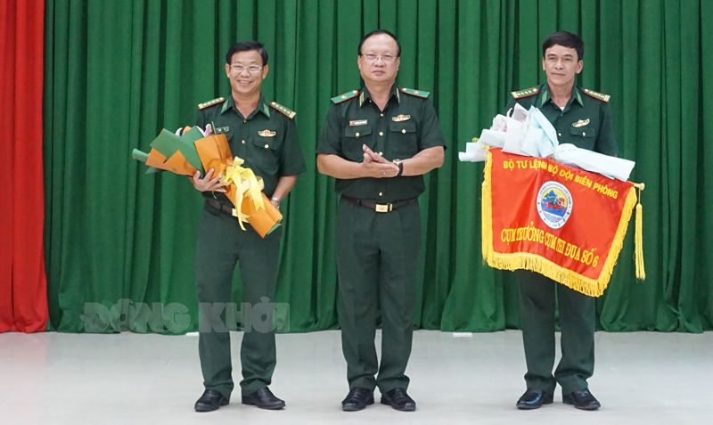 Thiếu tướng Nguyễn Hoài Phương - Phó tư lệnh Bộ đội Biên phòng trao cờ luân phiên Cụm trưởng Cụm thi đua số 6 cho đơn vị Bộ đội Biên phòng tỉnh Trà Vinh.