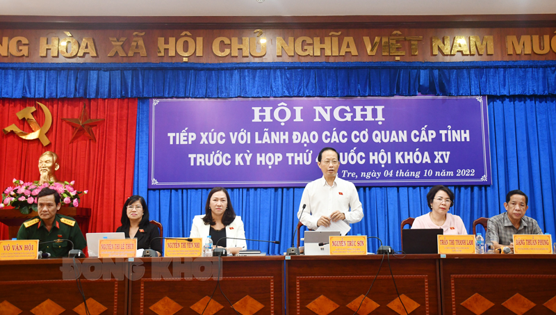 Phó chủ tịch Thường trực UBND tỉnh, Trưởng đoàn đại biểu Quốc hội tỉnh Nguyễn Trúc Sơn phát biểu kết luận tại buổi tiếp xúc.