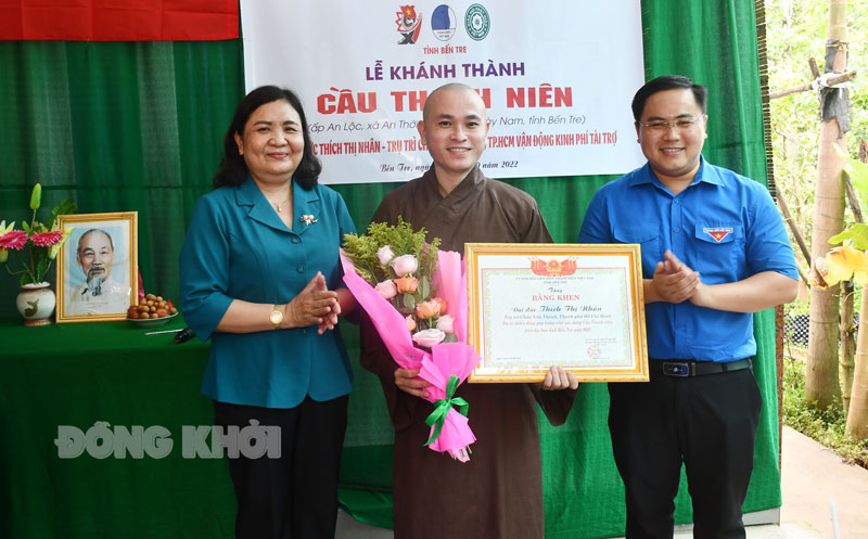 Khánh thành 2 công trình thanh niên Phó bí thư Thường trực Tỉnh ủy - Chủ tịch HĐND tỉnh trao hoa và bằng khen cho nhà tài trợ.