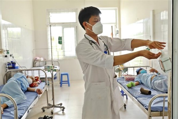 Bác sĩ điều trị cho bệnh nhân COVID-19 nặng tại bệnh viện Phổi Thanh Hóa. Ảnh: Minh Quyết/TTXVN