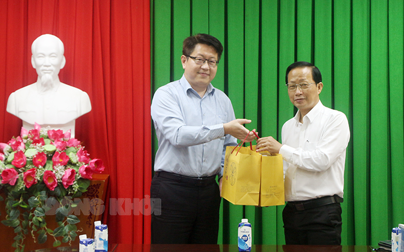 Phó chủ tịch Thường trực UBND tỉnh Nguyễn Trúc Sơn tiếp và làm việc với Quỹ hỗ trợ cộng đồng Đinh Thiện Lý Phó chủ tịch Thường trực UBND tỉnh Nguyễn Trúc Sơn tặng quà lưu niệm cho lãnh đạo Quỹ.