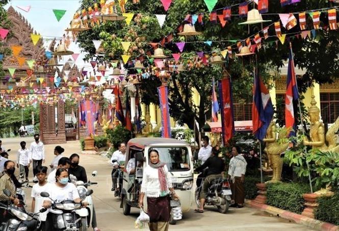 Người dân Campuchia đến chùa Svay Chrum (ấp Svay Chrum, xã Svay Chrum, huyện Khsach Kandal, tỉnh Kandal) trong mùa lễ Pchum Ben 2022. Ảnh: Huỳnh Thảo/PV TTXVN tại Campuchia