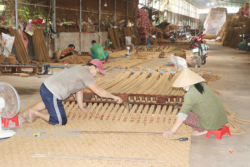Khuyến công hỗ trợ phát triển ngành nghề Sản xuất lưới búa - sản phẩm công nghiệp nông thôn tiêu biểu năm 2022 của tỉnh tại Công ty Hưng Long, huyện Mỏ Cày Nam.