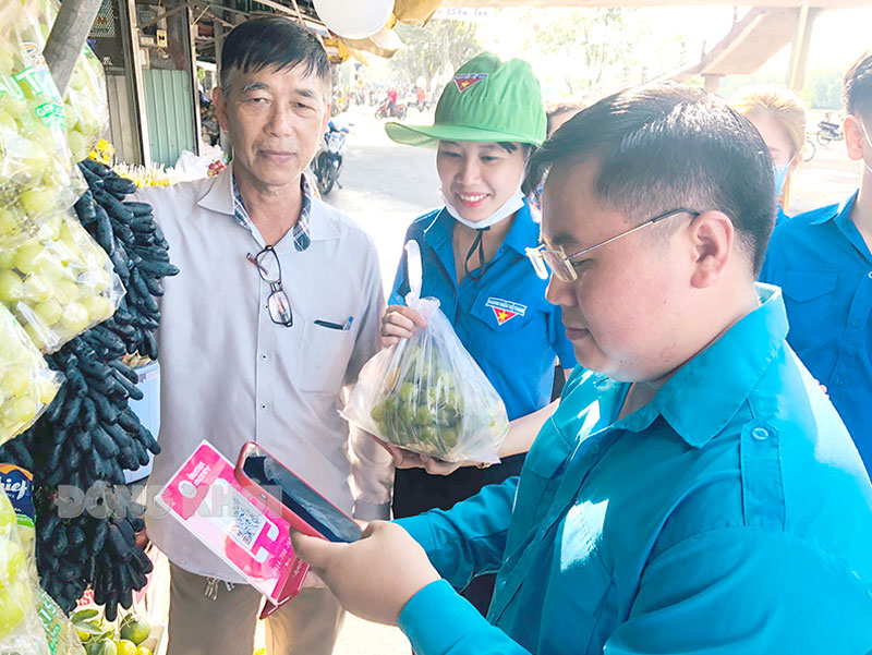 Thúc đẩy cộng đồng sử dụng sản phẩm, dịch vụ số Đoàn viên, thanh niên tăng cường hướng dẫn người dân cài đặt và sử dụng các ứng dụng thanh toán không dùng tiền mặt. Ảnh: CTV