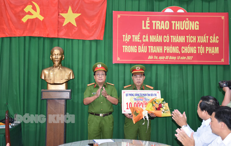 Đại tá Võ Công Bình - Phó giám đốc Công an tỉnh trao thưởng cho Phòng Cảnh sát điều tra tội phạm về ma túy, Công an tỉnh.  Ảnh: M. Thắm