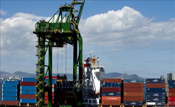 Brazil gửi bản ghi nhớ đầu tiên trong tiến trình xin gia nhập OECD Container hàng hóa được bốc dỡ tại cảng ở Rio de Janiero, Brazil. Ảnh tư liệu: AFP/TTXVN