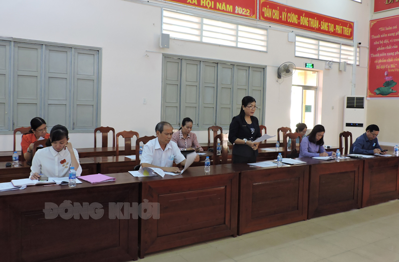 Đoàn công tác của HĐND tỉnh kiểm tra công tác chuyển đổi số của huyện Châu Thành. Ảnh: Phạm Tuyết