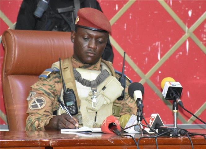 Đại tá Ibrahim Traore tại một cuộc họp ở Ouagadougou, Burkina Faso ngày 2-10-2022. Ảnh: AFP/TTXVN
