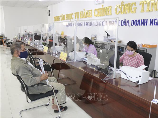Đẩy mạnh cải cách thủ tục hành chính, hiện đại hóa chỉ đạo, điều hành phục vụ người dân, doanh nghiệp Người dân đến thực hiện các thủ tục hành chính tại Trung tâm phục vụ hành chính công tỉnh Ninh Thuận. Ảnh minh họa: Nguyễn Thành/TTXVN