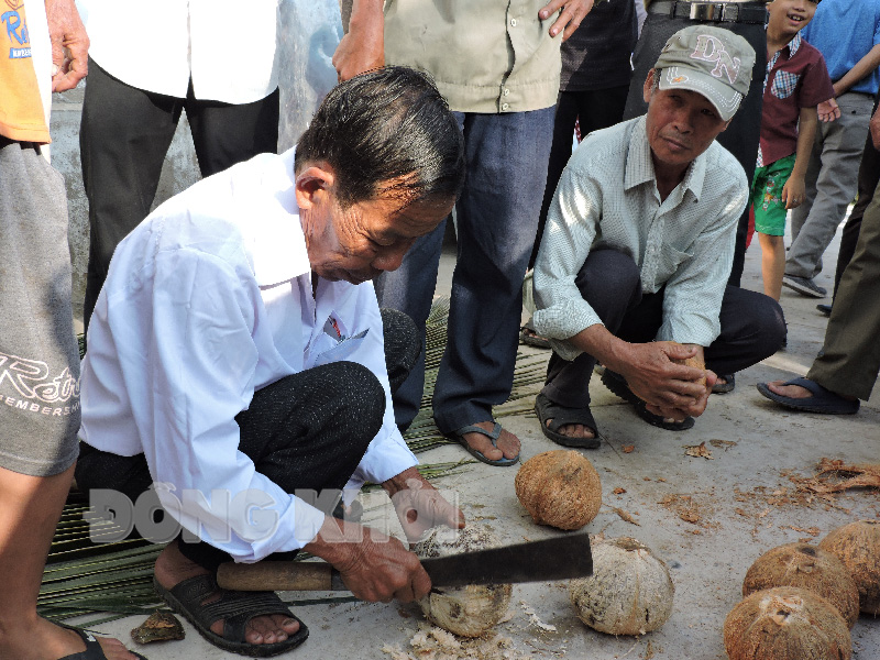 Người dân tham gia các trò chơi dân gian trong phần hội của Ngày hội Đại đoàn kết toàn dân tộc. (Ảnh tư liệu).