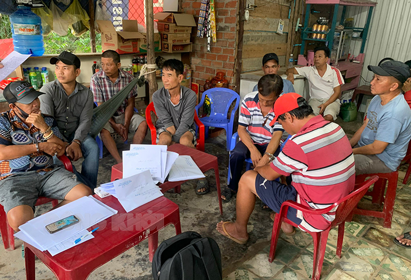 Tăng cường đấu tranh với hành vi đá gà ăn tiền qua mạng Internet Các đối tượng đá gà ăn tiền qua mạng Internet bị bắt quả tang tại xã An Hóa (Châu Thành). Ảnh: H. Đăng