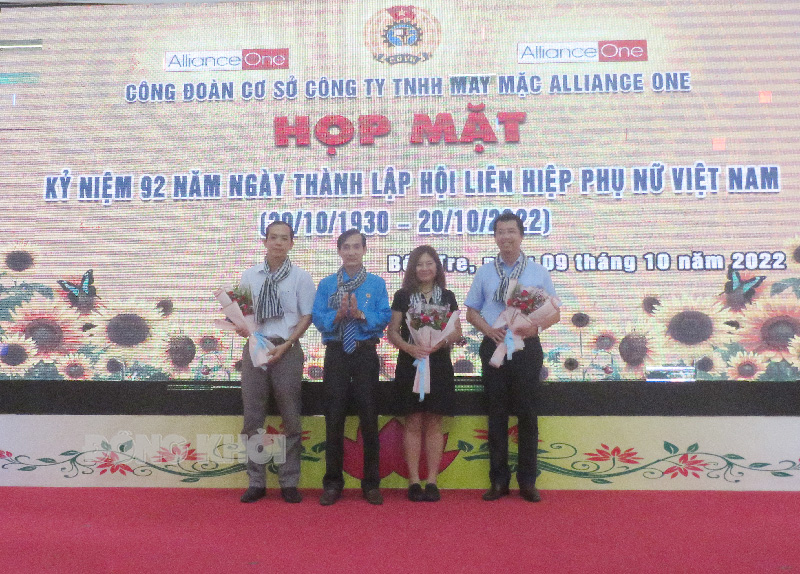 Ông Phạm Văn Minh - Chủ tịch Công đoàn cơ sở Công ty TNHH May mặc Alliance One trao hoa cho lãnh đạo công ty và đối tác