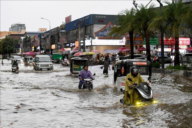 Cảnh ngập lụt sau những trận mưa lớn tại Phnom Penh, Campuchia, ngày 26-9-2022. Ảnh minh họa: AFP/TTXVN