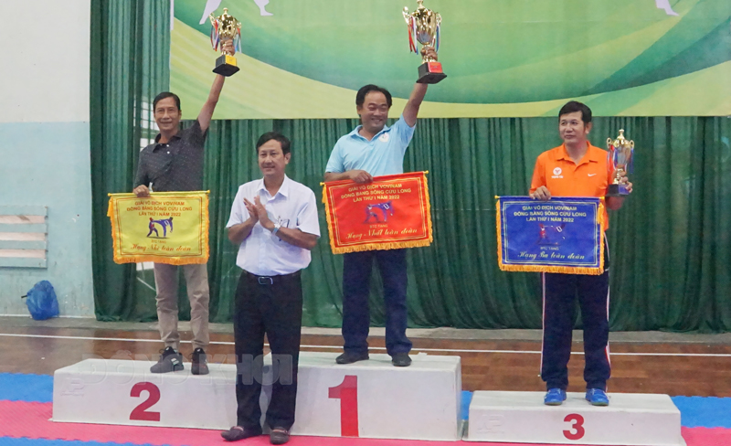 Tổ chức thành công Giải Vô địch Vovinam đồng bằng sông Cửu Long Ban tổ chức trao giải toàn đoàn cho các đơn vị.