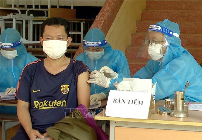 Ngày 9-10-2022, cả nước chỉ ghi nhận 371 ca mắc mới COVID-19 Tiêm vắc-xin phòng COVID-19 cho người dân. Ảnh: TTXVN