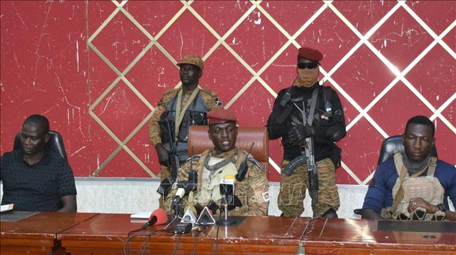 Đại úy Ibrahim Traore (giữa) tại cuộc họp ở Ouagadougou, Burkina Faso, ngày 2-10-2022. Ảnh tư liệu: AFP/TTXVN