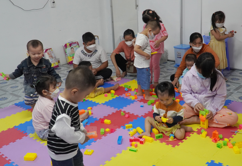 Ngành y tế khuyến cáo làm sạch sàn nhà và đồ chơi cho trẻ thường xuyên để phòng bệnh TCM.