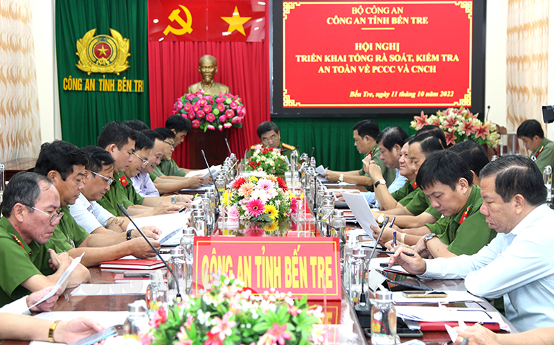 Hội nghị trực tuyến triển khai tổng rà soát, kiểm tra an toàn về phòng cháy, chữa cháy và cứu nạn, cứu hộ trên phạm vi toàn quốc Đại biểu dự hội nghị tập huấn tại điểm cầu Công an tỉnh.