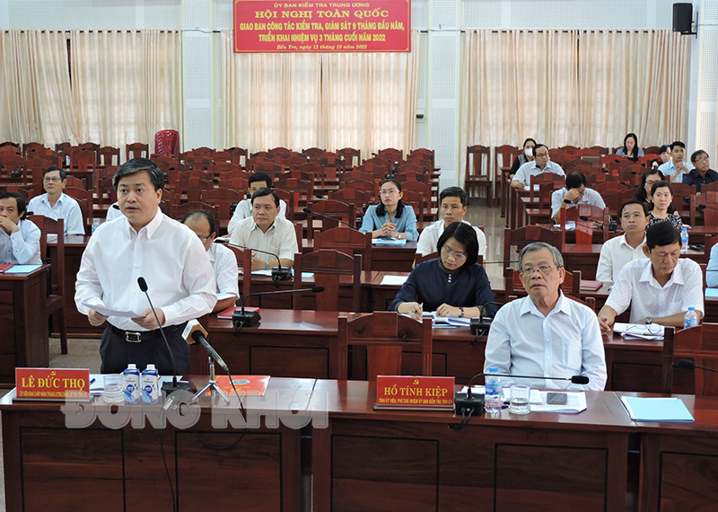 Ủy viên trung ương Đảng - Bí thư Tỉnh ủy Bến Tre Lê Đức Thọ phát biểu tham luận tại hội nghị.