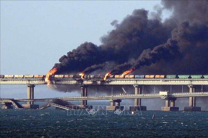 Nga bắt giữ 8 người liên quan vụ đánh bom trên cầu Crimea Đám cháy bốc lên sau vụ nổ trên cầu Crimea. Ảnh: AFP/TTXVN
