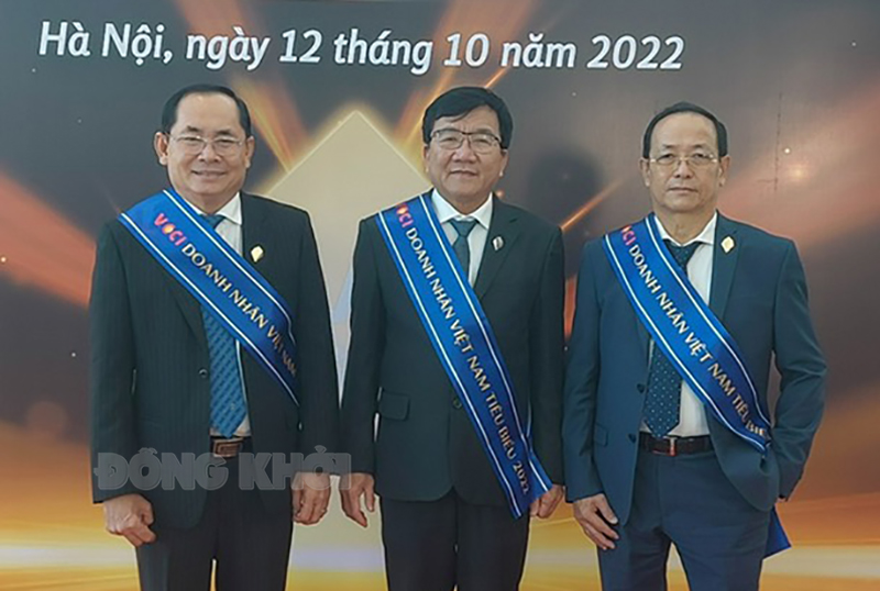 Bến Tre có 3 doanh nhân được trao tặng danh hiệu Doanh nhân Việt Nam tiêu biểu Ông Trần Văn Đức (bên trái) và ông Lương Văn Thành (bên phải) được tôn vinh danh hiệu Doanh nhân Việt Nam tiêu biểu năm 2022. Ảnh: CTV