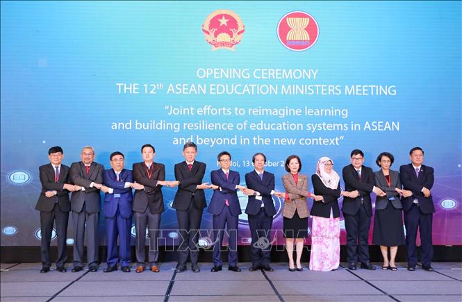 Khai mạc Hội nghị Bộ trưởng Giáo dục ASEAN lần thứ 12 Phó thủ tướng Chính phủ Vũ Đức Đam và các đại biểu chụp ảnh chung. Ảnh: Thanh Tùng/TTXVN