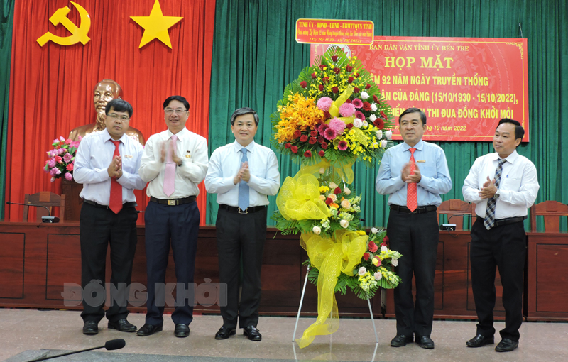 Ủy viên Trung ương Đảng - Bí thư Tỉnh ủy Lê Đức Thọ trao lẵng hoa chúc mừng kỷ niệm 92 năm Ngày Truyền thống công tác dân vận của Đảng. 