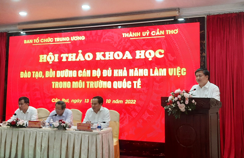 Quan tâm đào tạo, bồi dưỡng cán bộ đủ khả năng làm việc trong môi trường quốc tế Bí thư Tỉnh ủy Lê Đức Thọ phát biểu tham luận tại hội thảo.