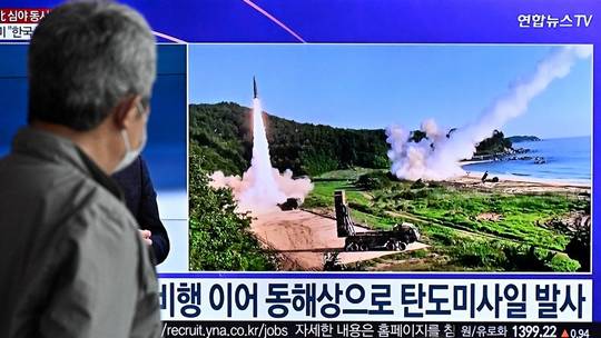Chương trình tin tức phát sóng đoạn video về vụ thử tên lửa của Triều Tiên, tại một nhà ga ở Seoul ngày 14-10. Ảnh: AFP