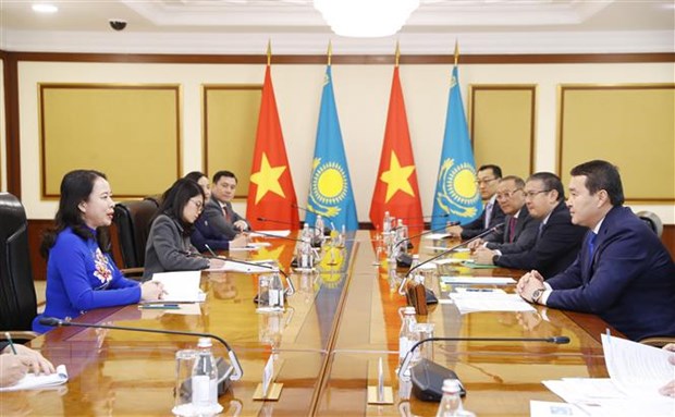 Phó Chủ tịch nước Võ Thị Ánh Xuân hội kiến Thủ tướng Kazakhstan Alikhan Smailov. (Ảnh: Lâm Khánh/TTXVN)