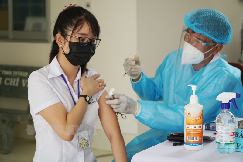 Tiêm chủng vắc-xin Covid-19.