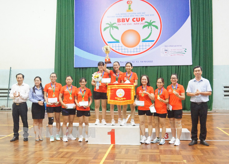 Ban tổ chức trao cúp vô địch ở hạng B cho đội NH Nông nghiệp và và Phát triển Nông thôn Chi nhánh tỉnh Bến Tre.