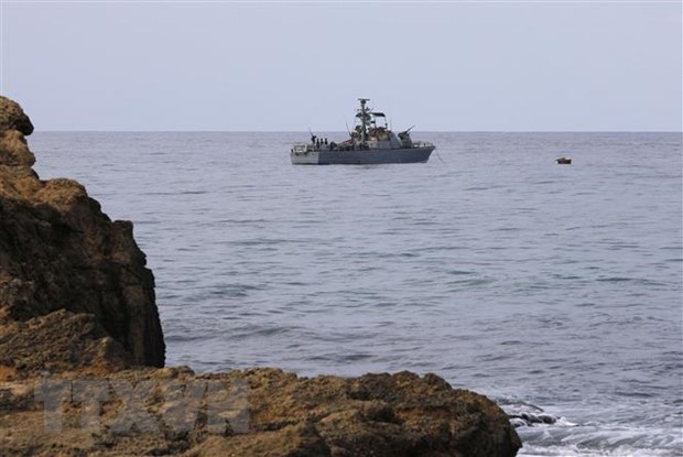 Tàu hải quân Israel tuần tra ở vùng biển ngoài khơi khu vực Rosh Hanikra, gần biên giới với Liban, ngày 4-10-2022. Ảnh: AFP/TTXVN