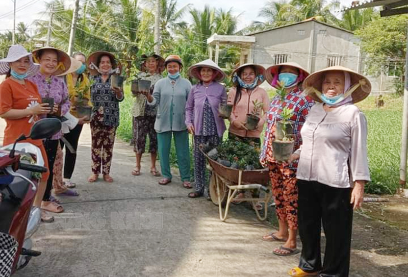 Dân vận khéo từ việc huy động sức dân Bà Đặng Thị To (thứ tư phải sang) - Chi hội trưởng Chi hội Phụ nữ ấp Quí Đức B và hội viên trồng hoa.