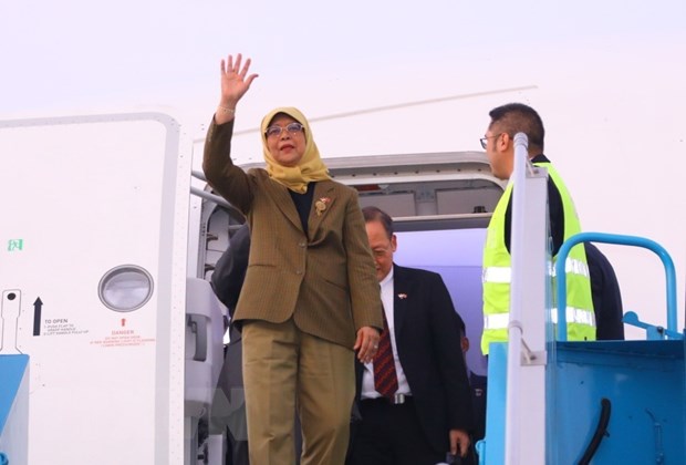 Tổng thống Singapore Halimah Yacob đến Sân bay Quốc tế Nội Bài, Hà Nội. (Ảnh: Văn Điệp/TTXVN)