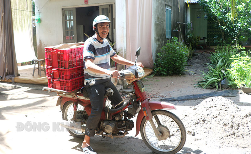 Ông Nguyễn Văn Bớt, ngụ xã Đa Phước Hội, huyện Mỏ Cày Nam buôn bán dao, chăn nuôi, làm thuê để vươn lên thoát nghèo.