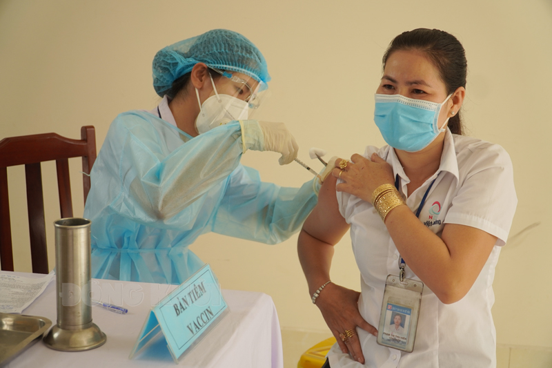 Tiêm chủng vắc-xin Covid-19.