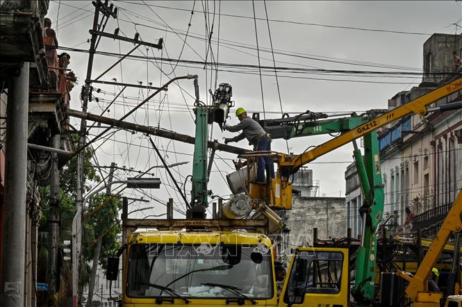 Công nhân sửa chữa đường dây điện sau bão Ian tại El Cerro, Cuba ngày 29-9-2022. Ảnh: AFP/TTXVN