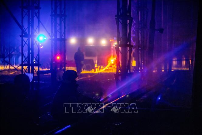 Lính cứu hỏa dập lửa tại hiện trường vụ cháy nhà máy điện ở Kharkiv, Ukraine sau một vụ không kích ngày 11-9-2022. Ảnh: AFP/TTXVN