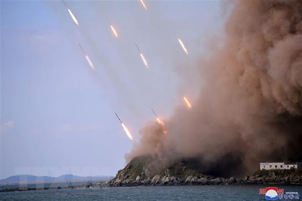 Cuộc tập trận tấn công hỏa lực của pháo binh tầm xa của Quân đội Nhân dân Triều Tiên tại một địa điểm không xác định. Ảnh: AFP/TTXVN