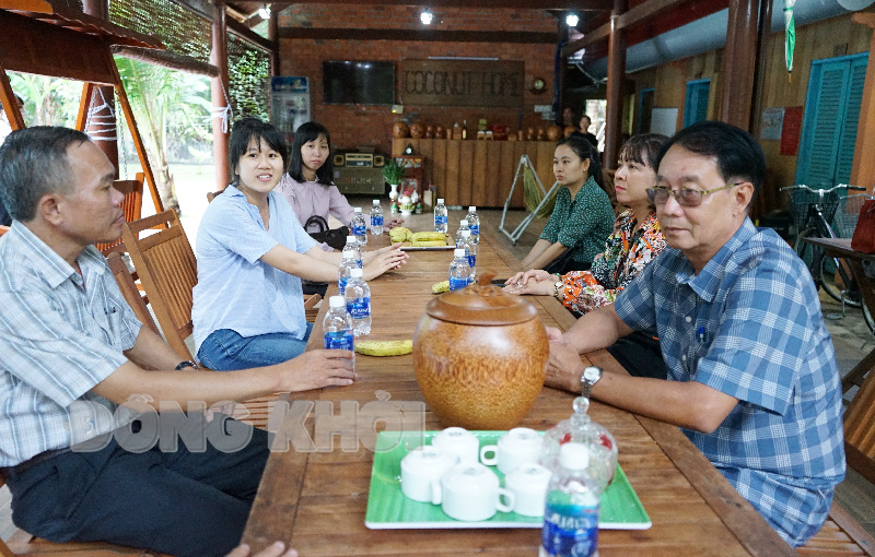 Đoàn công tác Ban Văn hóa - Xã hội, HĐND tỉnh trao đổi, làm việc tại điểm Coconut Homestay, thị trấn Mỏ Cày, huyện Mỏ Cày Nam.
