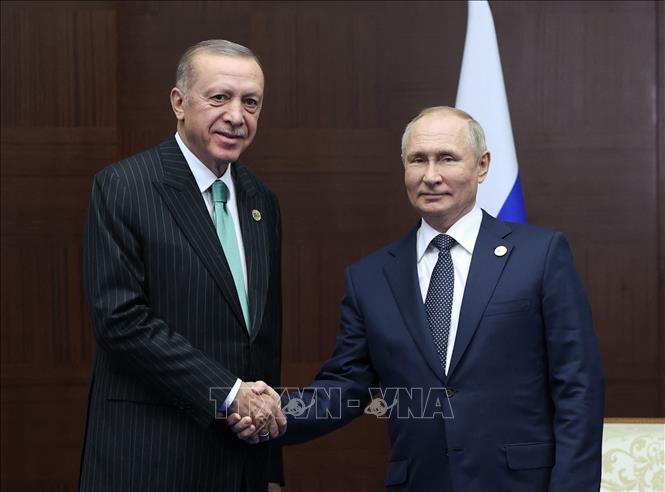 Tổng thống Nga Vladimir Putin (phải) và người đồng cấp Thổ Nhĩ Kỳ Recep Tayyip Erdogan trong cuộc gặp ở Astana, Kazakhstan ngày 13-10-2022. Ảnh: AFP/TTXVN